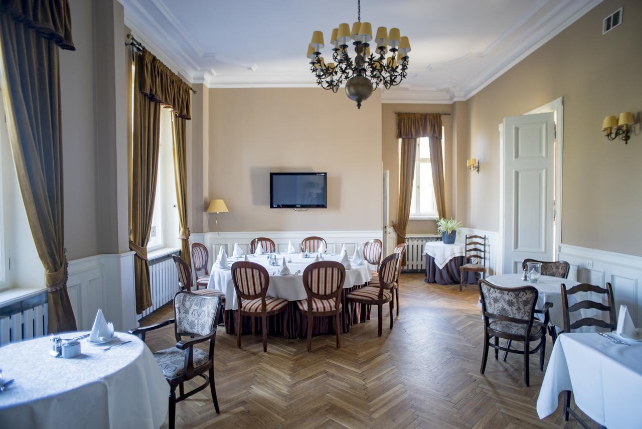 Palac Kobylniki Hotel Obrzycko Exterior photo