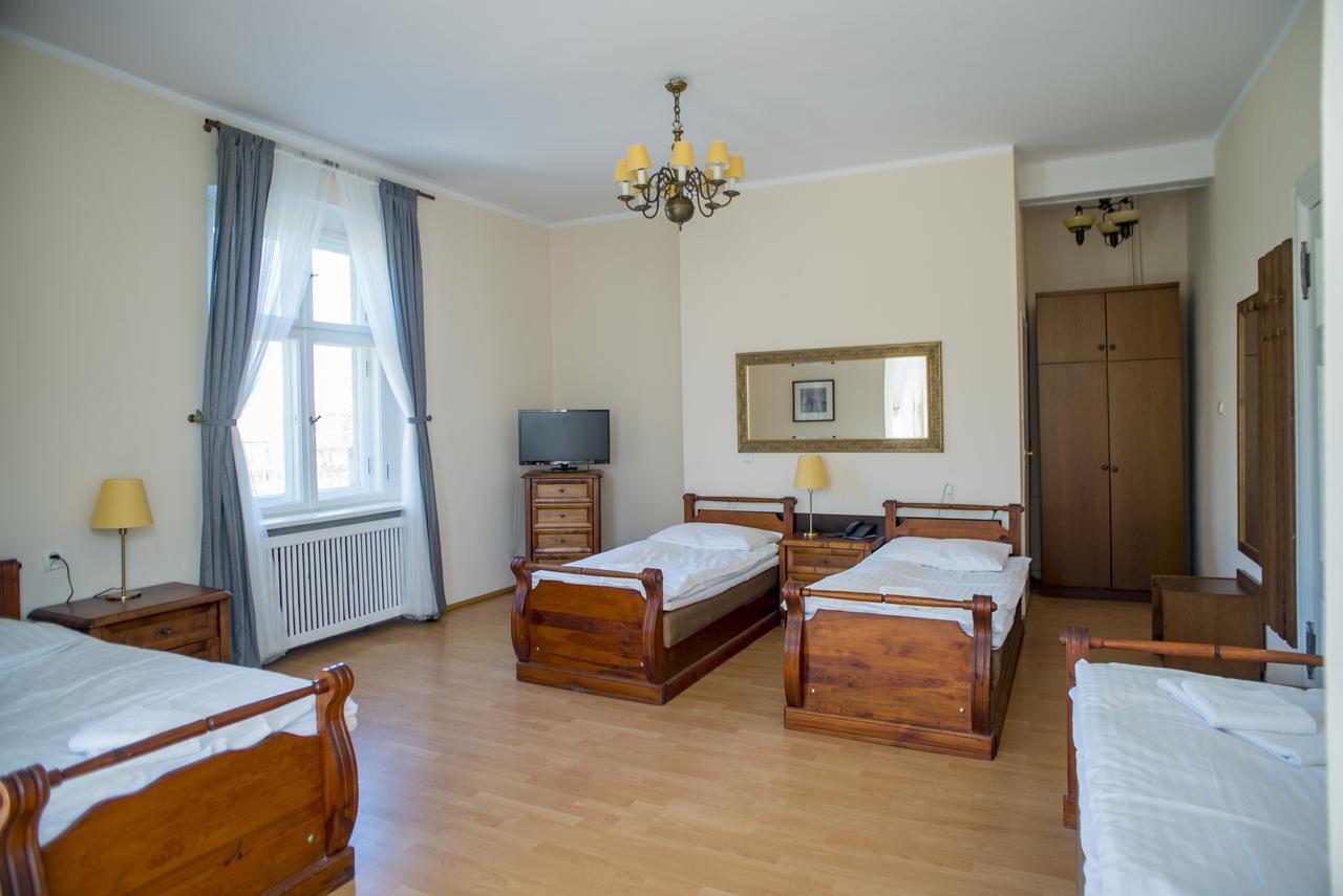 Palac Kobylniki Hotel Obrzycko Exterior photo